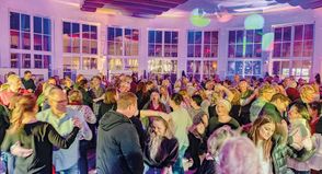 Am Freitagabend heißt es zum letzten Mal in diesem Jahr „Tanzen am Meer“ in der Trinkkurhalle.