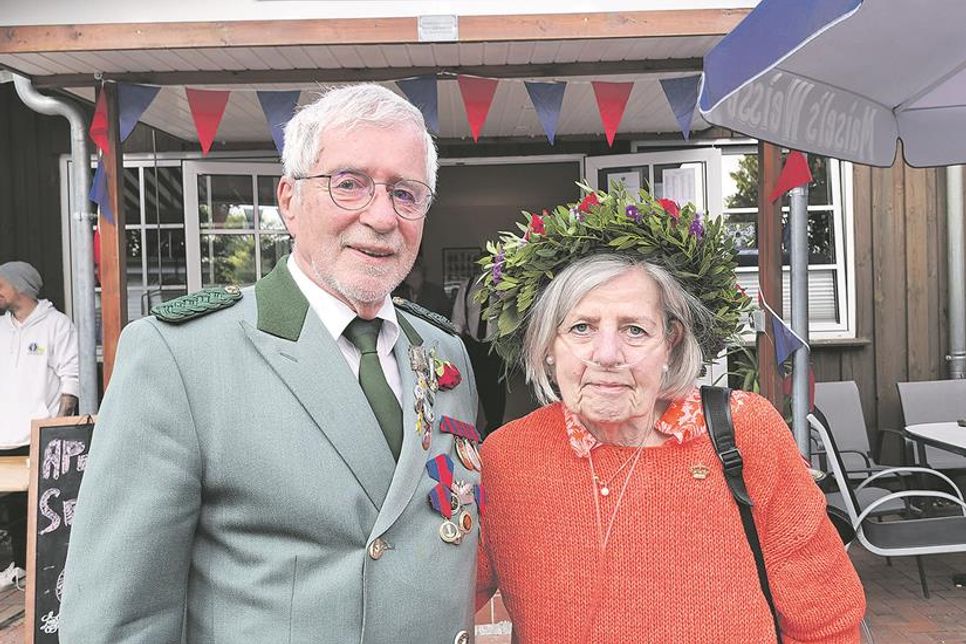 Der neue kleine König – Spaßkönig – der Gilde ist Robert von Ahlen, der sich mit Ehefrau Birgit über den Titel freute. Ihr Blumenkranz im Haar ist übrigens seit genau 40 Jahren Tradition bei den Eutinern, als erstmals Ursula Schönke das Kränzchen der Spaßkönigs-Gattin aufgesetzt wurde.
