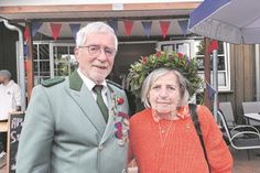 Der neue kleine König – Spaßkönig – der Gilde ist Robert von Ahlen, der sich mit Ehefrau Birgit über den Titel freute. Ihr Blumenkranz im Haar ist übrigens seit genau 40 Jahren Tradition bei den Eutinern, als erstmals Ursula Schönke das Kränzchen der Spaßkönigs-Gattin aufgesetzt wurde.