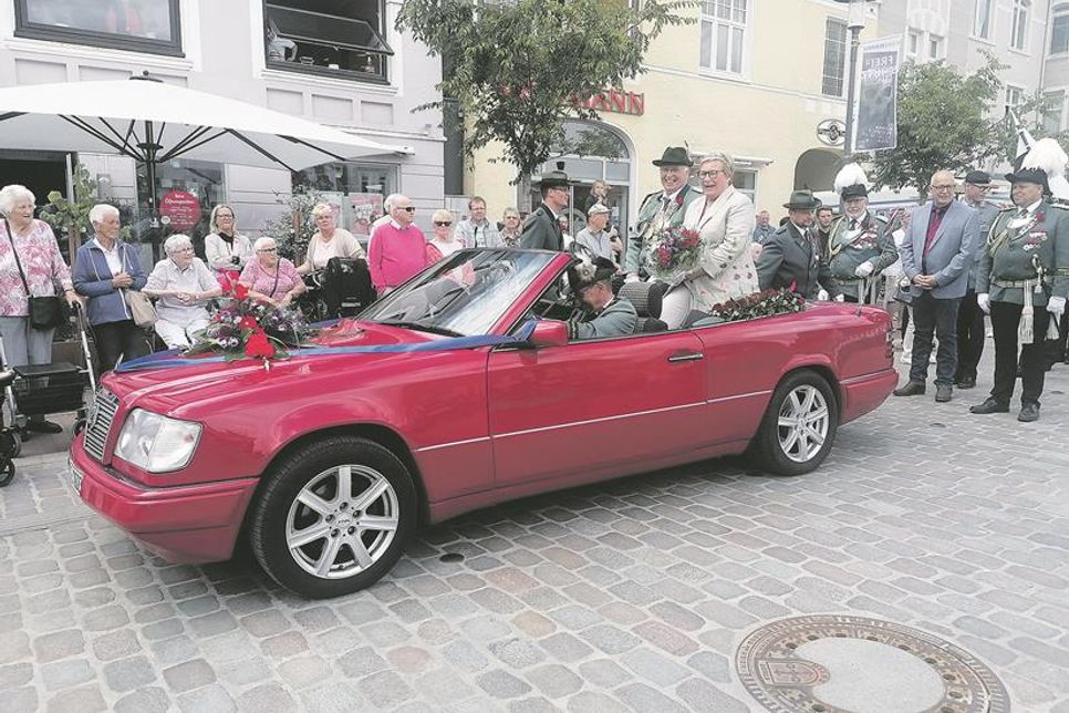 Abschiedstour: Nach dem Abschreiten des Marktplatzes nahm das scheidende Königspaar Wolfgang und Ilona Nittritz für den Umzug im Cabrio Platz.