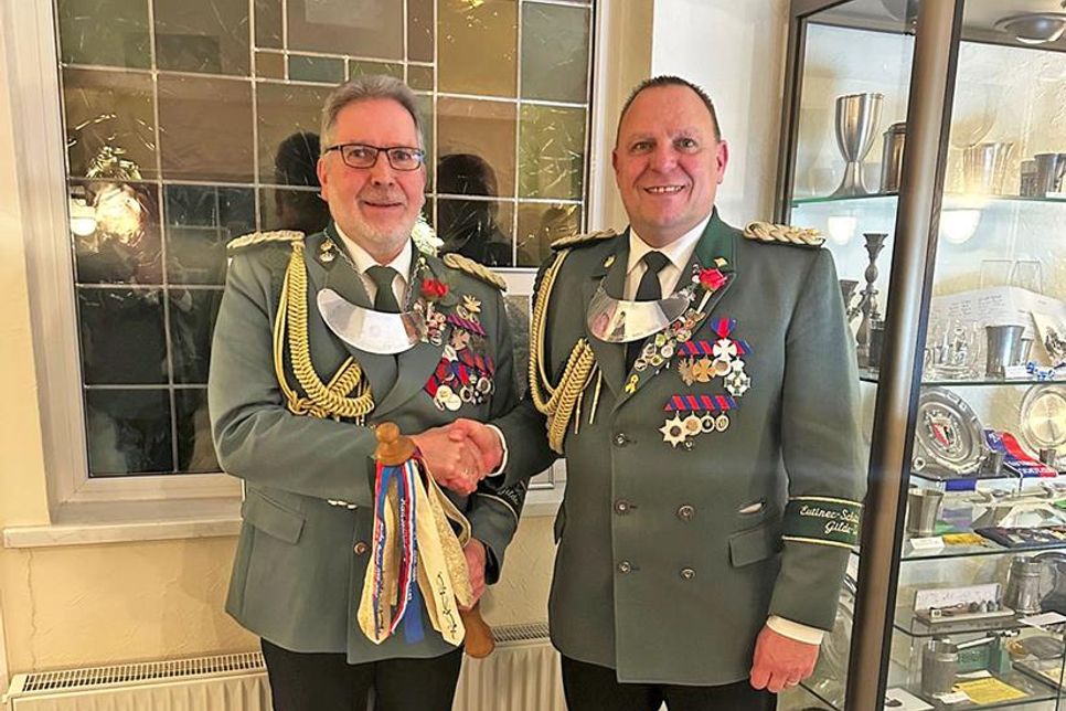 Torsten Wetendorf-Muntau (re.) übergab Torsten Nagel das Schafferholz und die Gildekette.
