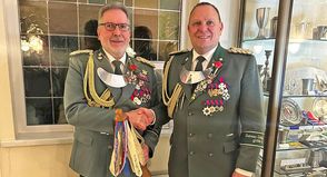 Torsten Wetendorf-Muntau (re.) übergab Torsten Nagel das Schafferholz und die Gildekette.