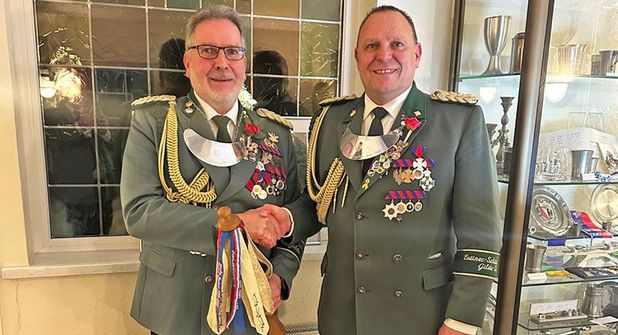 Torsten Wetendorf-Muntau (re.) übergab Torsten Nagel das Schafferholz und die Gildekette.