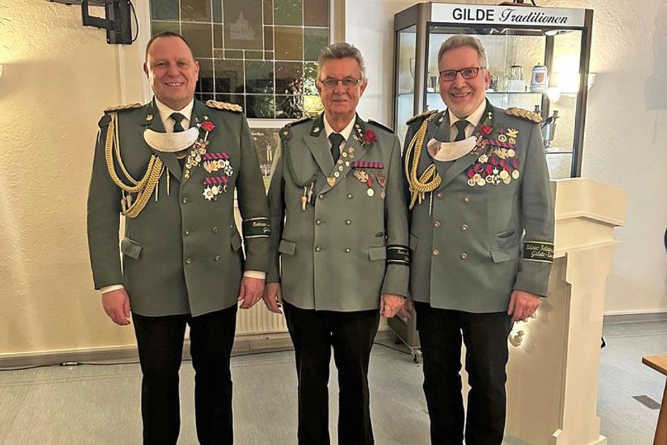 Jens Latendorf (Mitte) wurde für sein vierzigjährige Mitgliedschaft ausgezeichnet.