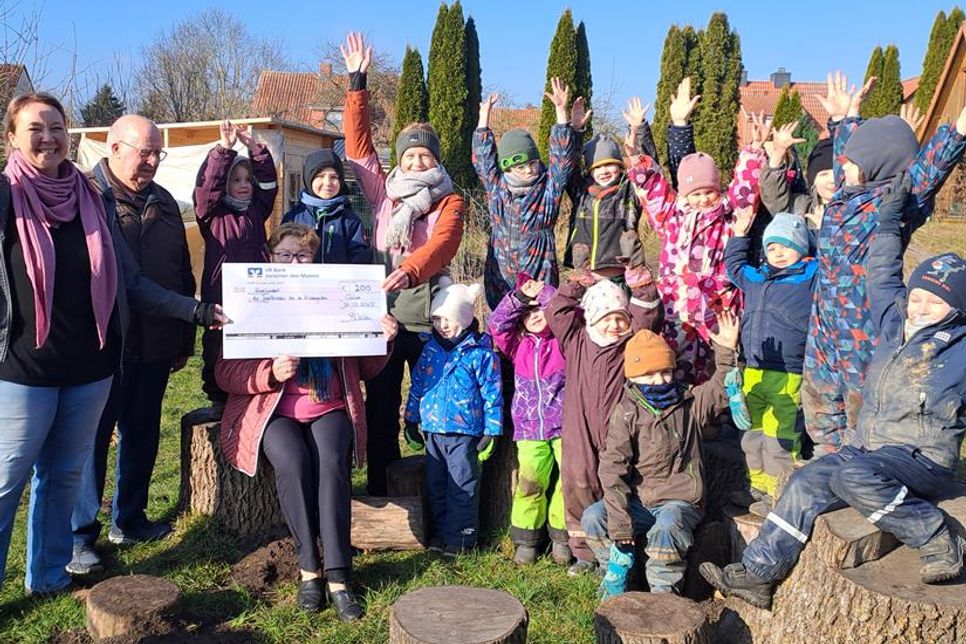 Silke Piening (Kitaleiterin), Kurt Bartels (Schriftführer DRK), Erzieherin Valentina Steften (v. lks.), sitzend Marlis Klaschus (DRK Beisitzerin) und die Igelkinder.
