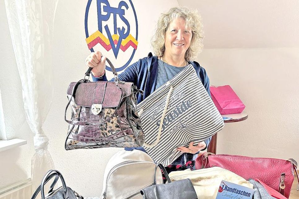 Sabine Sauer hat bereits rund 60 Handtaschen und Co. für die Auktion zusammengetragen. Sie hofft, alle verkaufen zu können.