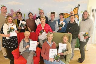 Zwölf weitere Trauerbegleiter verstärken das Team des Kinder auf Schmetterlingsflügeln e.V. um deren Vorsitzenden Stephan Perner (li.).