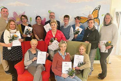 Zwölf weitere Trauerbegleiter verstärken das Team des Kinder auf Schmetterlingsflügeln e.V. um deren Vorsitzenden Stephan Perner (li.).