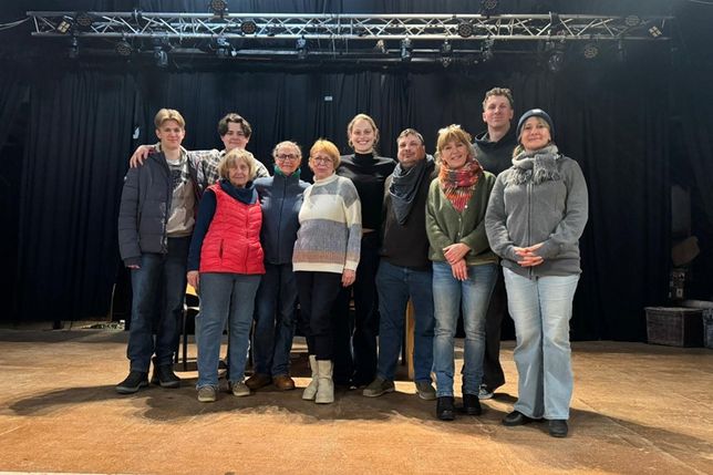 Das Ensemble vereint auf der Bühne.