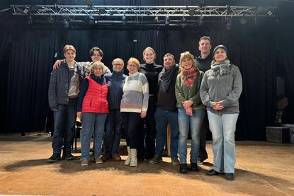 Das Ensemble vereint auf der Bühne.