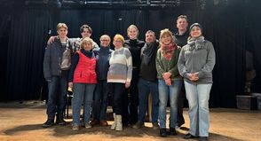 Das Ensemble vereint auf der Bühne.