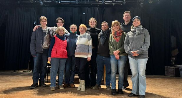 Das Ensemble vereint auf der Bühne.