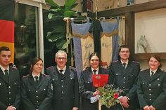 Für das Gruppenfoto versammelten sich Rolf Ruseler 40 Jahre FF, Johann Ruben Reimansteiner befördert zum Hauptfeuerwehrmann 2 Sterne, Farina Becker befördert zur Oberfeuerwehrfrau und neu gewählte stellv. Wehrführerin, Sven Fritzke Wehrführer und 10 Jahre FF, Alica Reinhardt und Henrik Becker aufgenommen in die FF und befördert zur Feuerwehrfrau und Feuerwehrmann, Kathrin Hansen 10 Jahre FF, und Martin Guttchen Gemeindewehrführer.