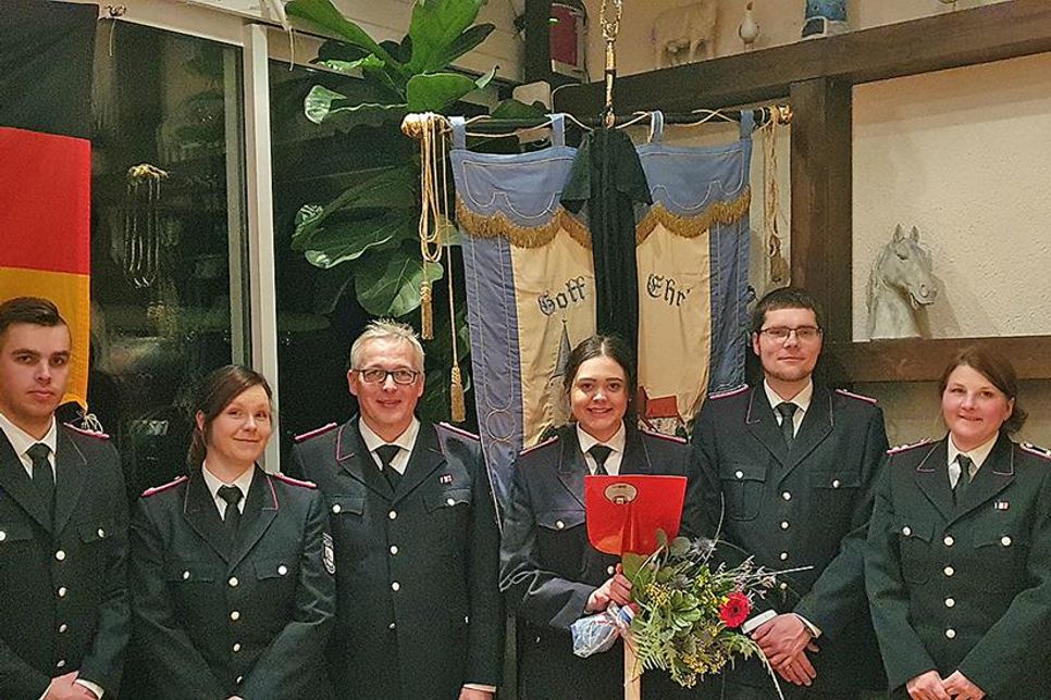Für das Gruppenfoto versammelten sich Rolf Ruseler 40 Jahre FF, Johann Ruben Reimansteiner befördert zum Hauptfeuerwehrmann 2 Sterne, Farina Becker befördert zur Oberfeuerwehrfrau und neu gewählte stellv. Wehrführerin, Sven Fritzke Wehrführer und 10 Jahre FF, Alica Reinhardt und Henrik Becker aufgenommen in die FF und befördert zur Feuerwehrfrau und Feuerwehrmann, Kathrin Hansen 10 Jahre FF, und Martin Guttchen Gemeindewehrführer.