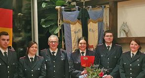 Für das Gruppenfoto versammelten sich Rolf Ruseler 40 Jahre FF, Johann Ruben Reimansteiner befördert zum Hauptfeuerwehrmann 2 Sterne, Farina Becker befördert zur Oberfeuerwehrfrau und neu gewählte stellv. Wehrführerin, Sven Fritzke Wehrführer und 10 Jahre FF, Alica Reinhardt und Henrik Becker aufgenommen in die FF und befördert zur Feuerwehrfrau und Feuerwehrmann, Kathrin Hansen 10 Jahre FF, und Martin Guttchen Gemeindewehrführer.