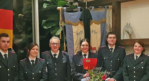 Für das Gruppenfoto versammelten sich Rolf Ruseler 40 Jahre FF, Johann Ruben Reimansteiner befördert zum Hauptfeuerwehrmann 2 Sterne, Farina Becker befördert zur Oberfeuerwehrfrau und neu gewählte stellv. Wehrführerin, Sven Fritzke Wehrführer und 10 Jahre FF, Alica Reinhardt und Henrik Becker aufgenommen in die FF und befördert zur Feuerwehrfrau und Feuerwehrmann, Kathrin Hansen 10 Jahre FF, und Martin Guttchen Gemeindewehrführer.