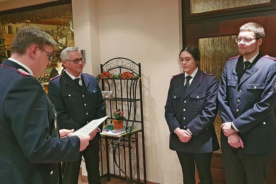 Die gewählte Stellvertretende Wehrführerin Farina Becker wurde zur Oberfeuerwehrfrau befördert.