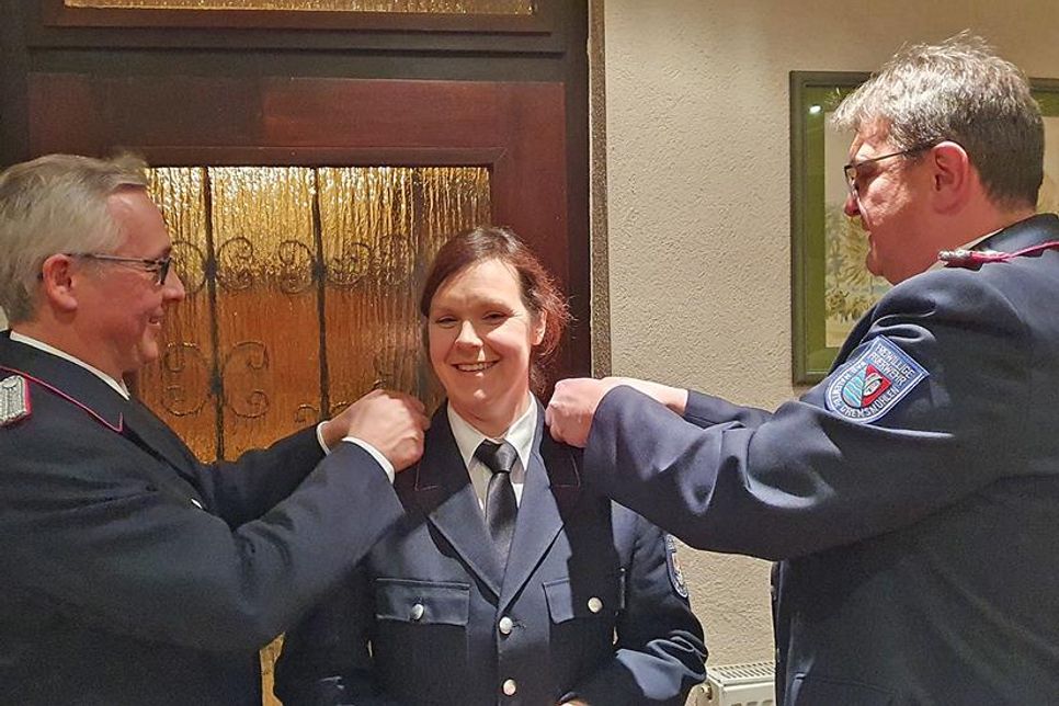 Alica Reinhardt und Henrik Becker werden zu Feuerwehrfrau und Feuerwehrmann befördert.
