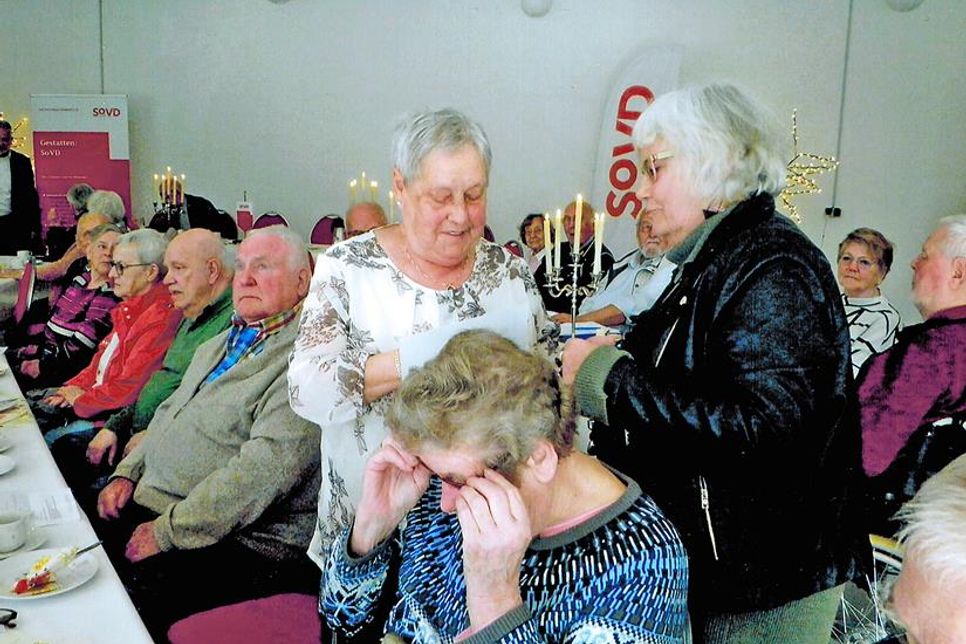Die Vorsitzende Elke Andresen ehrt die scheidende Revisorin Gisela Struck, die auch im vorigen Vorstand war. Neben ihr ihr Mann Gerhard Struck, der vorherige Vorsitzende.