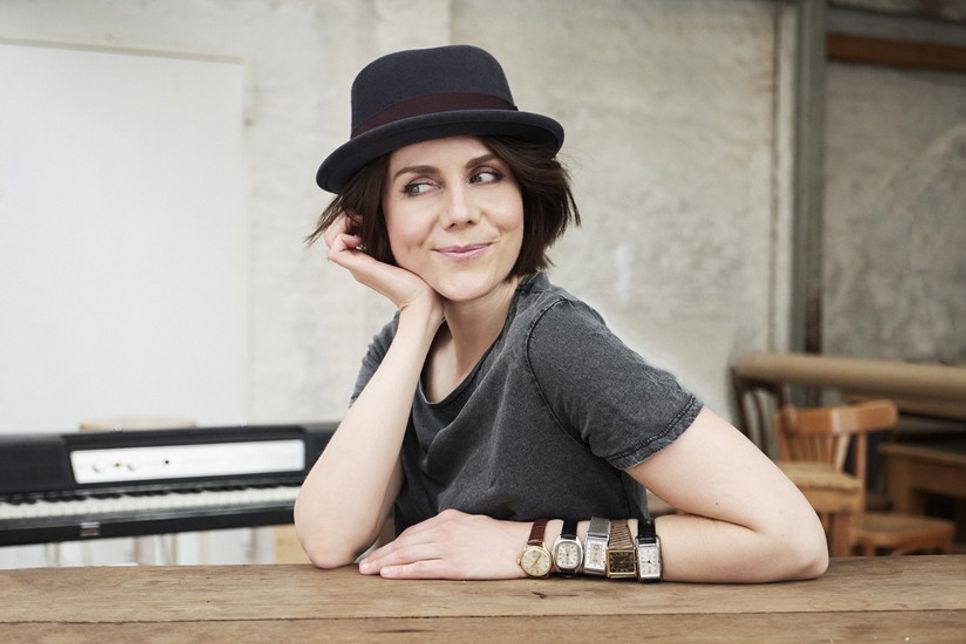 In der Ausstellungshalle der ancora Marina findet am 20. Juni das 3. Summertime Benefizfestival des Rotary Clubs Neustadt-Ostsee mit Anna Depenbusch statt.