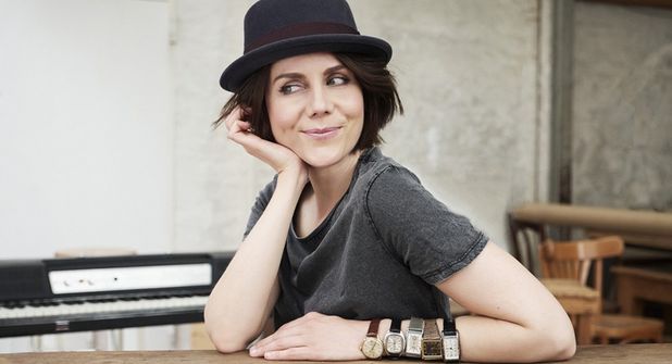 In der Ausstellungshalle der ancora Marina findet am 20. Juni das 3. Summertime Benefizfestival des Rotary Clubs Neustadt-Ostsee mit Anna Depenbusch statt.