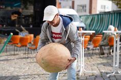 Gar nicht so leicht: Wenn man den Kürbis überhaupt anheben konnte, wartete die nächste Herausforderung - sein Gewicht schätzen.