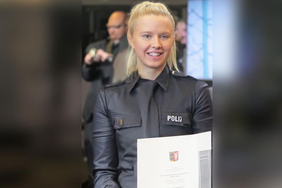 Mit einem herausragenden Ergebnis schloss Allissa Timm als die Jahrgangsbeste von 91 Anwärterinnen und Anwärtern die Ausbildung ab.