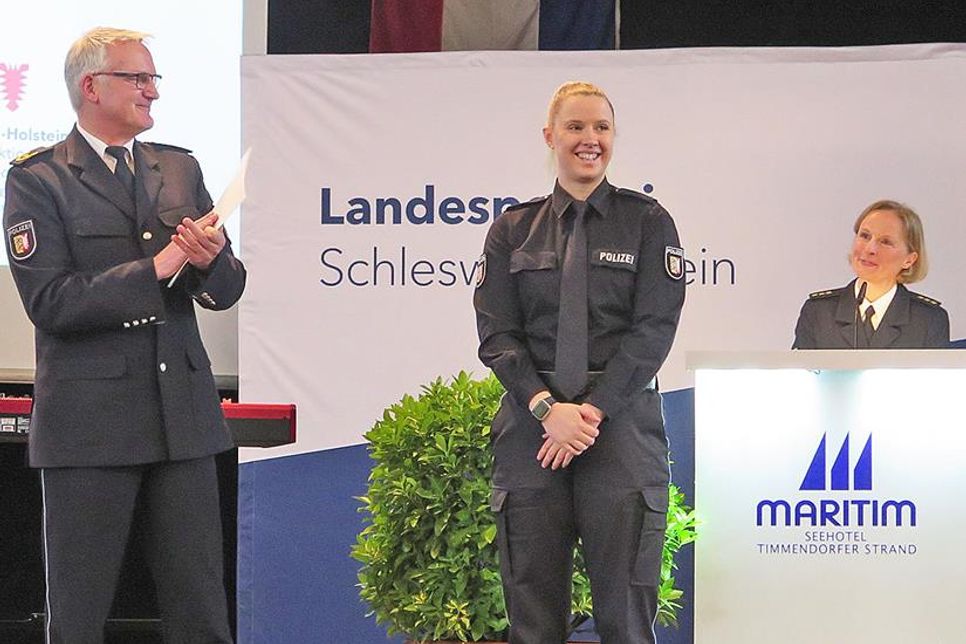 Michael Kock, Leiter der PD AFB, zeichnete gemeinsam mit Innnenstaatssekretärin Magdalena Finke (l.) die Jahrgangsbeste Allissa Timm aus. Rechts: Sarah Lampe, die Leiter der Polizeischule.