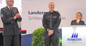 Michael Kock, Leiter der PD AFB, zeichnete gemeinsam mit Innnenstaatssekretärin Magdalena Finke (l.) die Jahrgangsbeste Allissa Timm aus. Rechts: Sarah Lampe, die Leiter der Polizeischule.