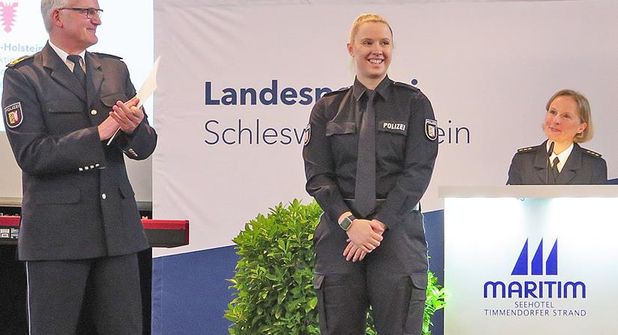 Michael Kock, Leiter der PD AFB, zeichnete gemeinsam mit Innnenstaatssekretärin Magdalena Finke (l.) die Jahrgangsbeste Allissa Timm aus. Rechts: Sarah Lampe, die Leiter der Polizeischule.
