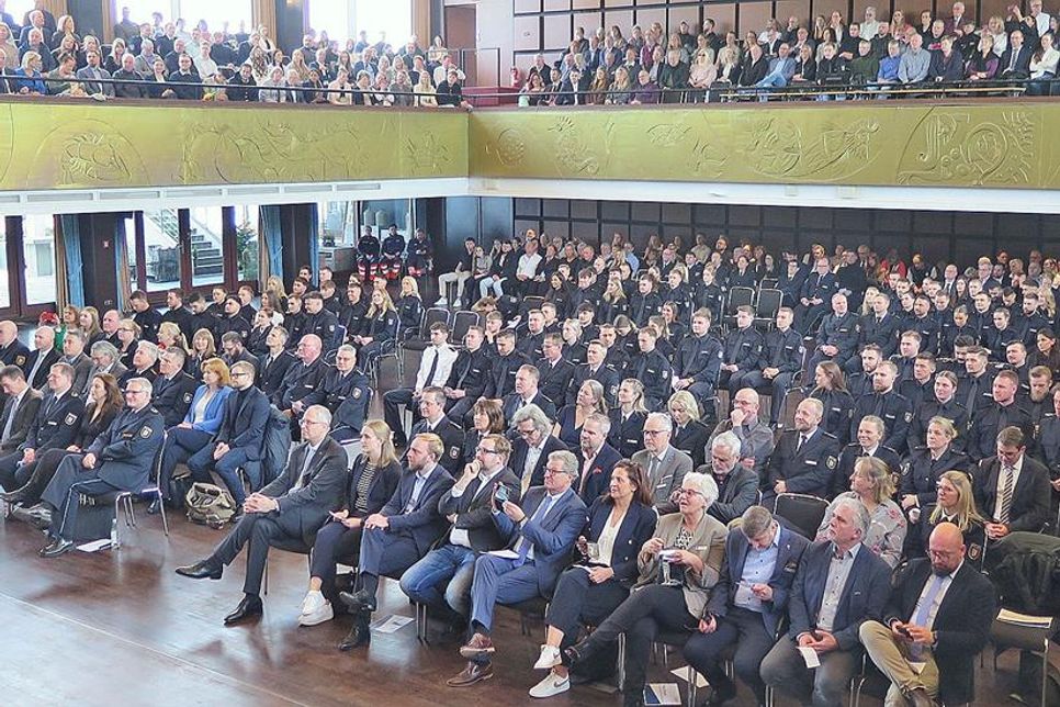 Unzählige Ehrengäste sowie Angehörige und Freunde sorgten im Saal des Maritim-Hotel für einen angemessenen Rahmen zu Ehren der 91 jungen Polizistinnen und Polizisten.