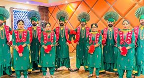 Gruppe Bhangra Desire International Folk Art Club aus Piunjab, Indien.