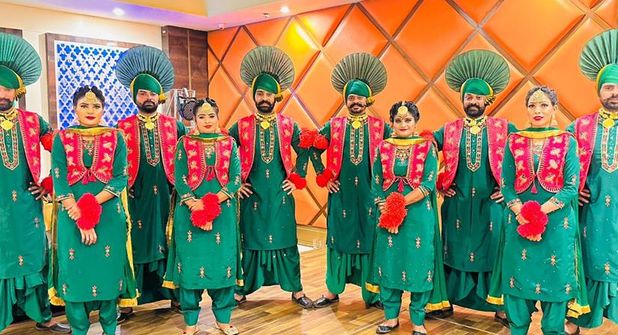 Gruppe Bhangra Desire International Folk Art Club aus Piunjab, Indien.