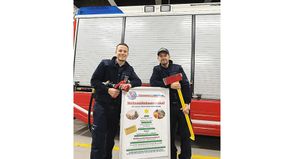 René Konietzny, stellv. Ortswehrführer (links), und Denny Pöhl, Mitorganisator und Kassenwart, freuen sich auf den bevorstehenden Weihnachtsbaumverkauf bei der Scharbeutzer Feuerwehr.