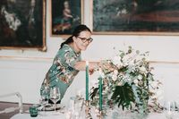 Die Gärtnerei Kiesewetter kombiniert traditionelle Floristik mit liebevoller Beratung. Ob elegante Hochzeitsblumen, liebevoll arrangierte Bouquets oder stilvolle Dekoration – mit ihrer Leidenschaft für Pflanzen und Blumen schafft sie blumige Akzente, die jeden Hochzeitstag verschönern.