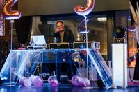 „Stephan Nanz ist als Hochzeits- und Event-DJ ein echtes Urgestein der Region. Mit langjähriger Erfahrung sorgt er als Moderator und DJ für einen reibungslosen Ablauf und bringt mit seinem Musikrepertoire jede Hochzeit in die richtige Stimmung. So wird jede Feier zu einem unvergesslichen Erlebnis für das Brautpaar und ihre Gäste.“