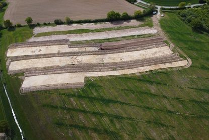 Die Fläche von oben: Auf dem rund 1,5 Hektar großen Grabungsareal wurden in fünf Schnitten bislang etwa 190 Befunde dokumentiert.