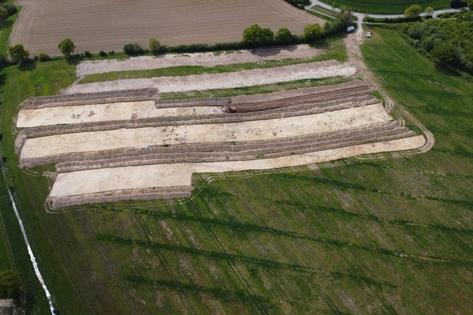 Die Fläche von oben: Auf dem rund 1,5 Hektar großen Grabungsareal wurden in fünf Schnitten bislang etwa 190 Befunde dokumentiert.