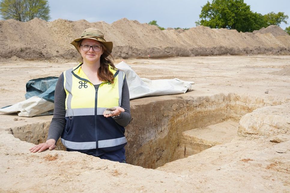 Archäologin Natalie Könnecke vom Archäologischen Landesamt Schleswig-Holstein leitet die Ausgrabungen.