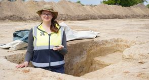 Archäologin Natalie Könnecke vom Archäologischen Landesamt Schleswig-Holstein leitet die Ausgrabungen.