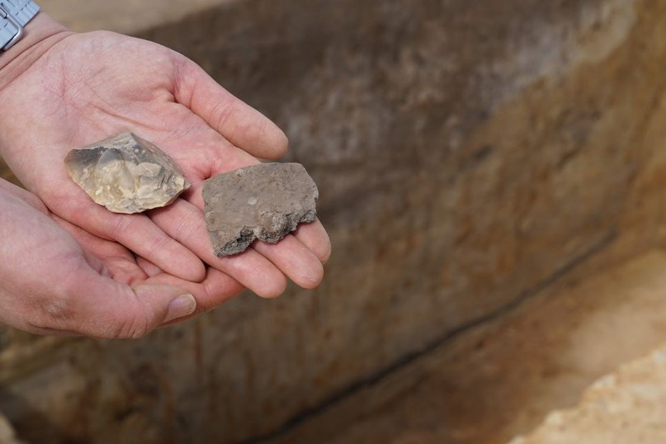 Das Werkzeug aus Flint (lks.) ist auch nach 4.000 Jahren unter der Erde noch rasiermesserscharf und wurde wahrscheinlich für die Glättung von Tierhäuten zur Ledergewinnung eingesetzt. Die Keramikscherbe stammt aus dem Neolithikum.