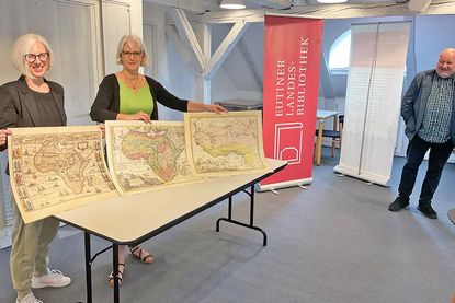 Neue alte Karten – Claudia Freutel, Susanne Hatscher und Prof. Dr. Axel E. Walter freuen sich.