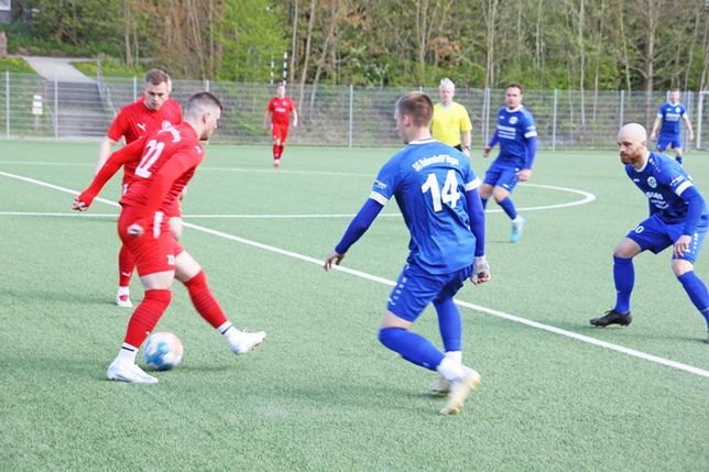 Ein kämpferisches Kreisliga Spiel, am Ball der Lütjenburger Christian Witt (22), beobachtet von Tjark-Morten Bossmann (14) und Dennis Wedemann (30).