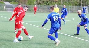 Ein kämpferisches Kreisliga Spiel, am Ball der Lütjenburger Christian Witt (22), beobachtet von Tjark-Morten Bossmann (14) und Dennis Wedemann (30).