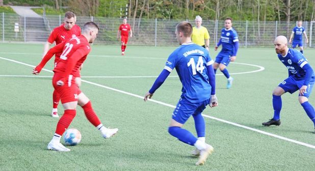 Ein kämpferisches Kreisliga Spiel, am Ball der Lütjenburger Christian Witt (22), beobachtet von Tjark-Morten Bossmann (14) und Dennis Wedemann (30).