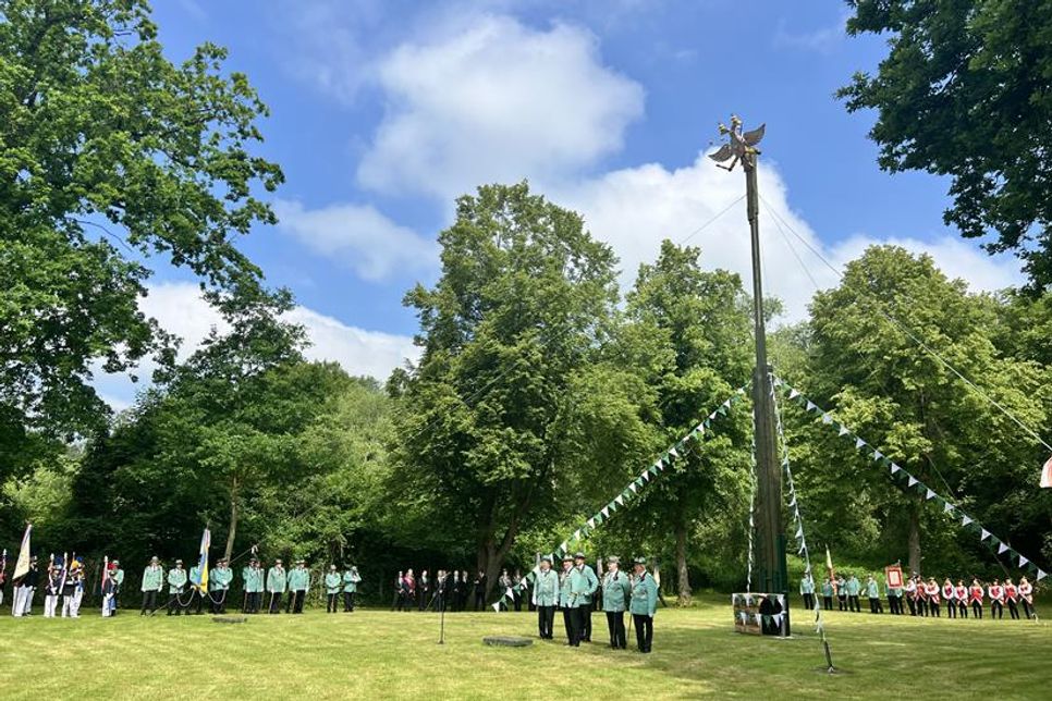 Bevor es mit dem Schießen losgeht, werden zunächst die Ehrungen unter der Vogelstange vorgenommen.
