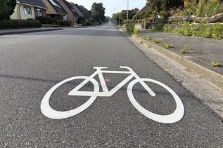 Auf der Fahrbahn wurden neue Piktogramm aufgebracht und damit Autofahrern wie Radlern signalisiert, dass diese von Fahrrädern genutzt werden kann bzw. in südlicher Richtung genutzt werden muss.