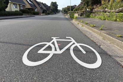 Auf der Fahrbahn wurden neue Piktogramm aufgebracht und damit Autofahrern wie Radlern signalisiert, dass diese von Fahrrädern genutzt werden kann bzw. in südlicher Richtung genutzt werden muss.