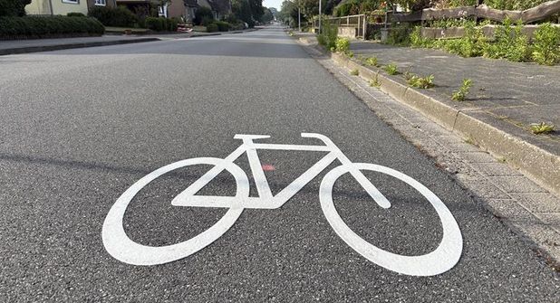 Auf der Fahrbahn wurden neue Piktogramm aufgebracht und damit Autofahrern wie Radlern signalisiert, dass diese von Fahrrädern genutzt werden kann bzw. in südlicher Richtung genutzt werden muss.