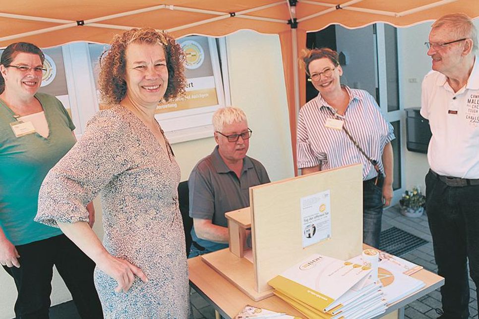 Uwe Giermann (Bildmitte) vom BDH-KV Rendsburg-Eckernförde besuchte den Tag der offenen Tür der Malenter Kolleginnen und Kollegen (v.l.) Nicole Janner, Annika Schneekloth, Susanne Franken und dem Ehrenamtler Hans-Peter Koch.